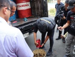Polisi Ungkap Kasus Penyalahgunaan BBM Jenis Solar Bersubsidi 5 Ton di Banyuwangi.