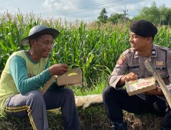 Jumat Curhat Polres Blitar Patroli Sambang Warga Sambil Berbagi Nasi Kotak
