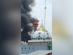 Masjid Agung Darussalam Dekat Alun-alun Bojonegoro Menaranya Hangus Terbakar