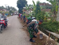 Kodim 0424/Tanggamus Bersama Instansi dan Warga Gelar Karya Bhakti Pembersihan Bahu Jalan dan Drainase di Semaka