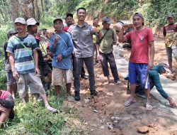 Anton Cahyadi Peratin Pekon Rowo Rejo dan Ibu Dinar DPRD Lambar Disambut Hangat Warga Saat Tinjau Pengecoran Jalan
