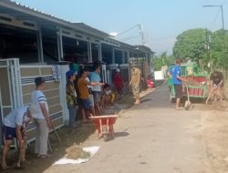 Warga Residence Lucky Arya Bersama- sama Gelar Gotong Royong Bersihkan Bahu Jalan